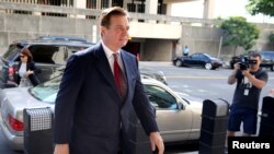 Paul Manafort, exjefe de campaña de Donald Trump, llega a la corte federal en Alexandria, Virginia, para una audiencia en su juicio por fraude fiscal y bancario. Foto de archivo.