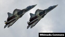 Dos aviones Sukhoi SU-57 de la Fuerza Aérea rusa son captados en esta foto del 23 de julio de 2017.