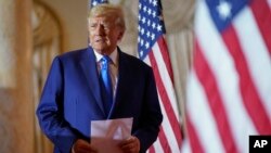 ARCHIVO - El expresidente Donald Trump se dispone a presentar su candidatura a la presidencia para 2024 en Palm Beach, EEUU, el 8 de noviembre de 2022.