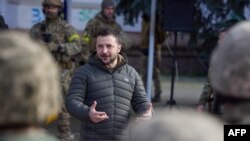 ARCHIVO. El 14 de noviembre el presidente Volodymyr Zelensky visitó a las tropas en el frente de guerra en la recién liberada ciudad de Kherson, que el gobierno ruso aún la consideraba suya, gestos de cercanía con su pueblo que le abonan en apoyos dentro y fuera del país. 