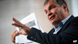En esta fotografía de archivo del 10 de octubre de 2019, el expresidente de Ecuador Rafael Correa da una entrevista en Bruselas, Bélgica. 