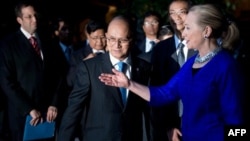 美国国务卿希拉里.克林顿在柬埔寨和缅甸总统登盛交谈(2012年7月13日)