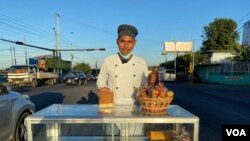 Ismael Cortés Rodríguez vende pan en los semáforos de Managua, Nicaragua. Foto Daliana Ocaña, VOA.