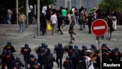 La policía se enfrenta con los manifestantes durante una marcha en homenaje a Nahel, una adolescente de 17 años que murió por disparos de un policía francés durante una parada de tráfico, en Nanterre, suburbio de París, Francia, el 29 de junio de 2023. REUTERS/Sarah Meyssonnier