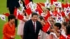 中国国家主席习近平7月3日在首尔总统府青瓦台的欢迎仪式上受到孩子们的欢迎