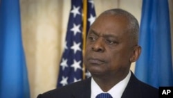 ARCHIVO - El secretario de Defensa de Estados Unidos, Lloyd Austin, pronuncia un discurso en la Academia Diplomática de Ucrania en Kiev, el lunes 21 de octubre de 2024. (Foto AP/Efrem Lukatsky, Archivo)