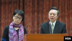 台湾文化部长龙应台(左)以及陆委会主委王郁琦在立法院接受质询（美国之音张永泰拍摄） 