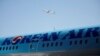 แฟ้มภาพ - โลโก้ของสายการบินโคเรียนแอร์ บนเครื่องบิน B787-9 ในอินชอน เกาหลีใต้ (รอยเตอร์)