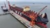 ARCHIVO - Un barco en construcción en un astillero del puerto de Taicang, en la provincia oriental china de Jiangsu, el 19 de febrero de 2025. 