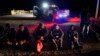Un grupo de migrantes espera a ser procesado tras ingresar a Estados Unidos de manera irregular cerca de Yuma, en Arizona, el 6 de enero de 2023.