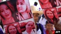 Mujeres marchan durante la conmemoración del Día Internacional para la Eliminación de la Violencia contra la Mujer, en San Salvador, El Salvador. [Foto de archivo]