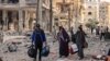 Des habitants de Gaza City quittent leur quartier dévasté après les bombardements israéliens répondant aux attaques du Hamas.