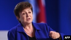 La directora del FMI, Kristalina Georgieva, participa en un panel de discusión durante la Cumbre del Clima COP26, el 3 de noviembre de 2021 en Glasgow.