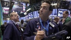 La indecisión sobre lo que se pueda hacer es lo que más daño hace a la economía, dicen economistas de la Asociación Nacional de Economía de Negocios.