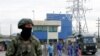 Militares mantienen custodiado el perímetro del centro de Privación de Libertad Zona 8 en Guayaquil, ciudad del país convertida en epicentro de la violencia de las bandas del crimen organizada y motines en cárceles que combate el Estado.