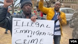 FILE: Abanye abatshengisela phandle kwewofisi kaMongameli Cyril Ramaphosa bekhonona ngabantu bnkuza abangela maphepha aqondileyo okuhlala lokusebenza kwele South Africa. (Photo: Thuso Khumalo)