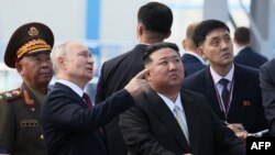 ARCHIVO - El presidente de Rusia Vladimir Putin y el líder de Corea del Norte Kim Jong Un visitan el cosmódromo de Vostochny en la región de Amur el 13 de septiembre de 2023. Trascendió que el presidente Putin visitará Pyongyang este martes.