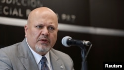El fiscal de la CPI, Karim Khan, habla durante una conferencia de prensa en el tribunal de Jurisdicción Especial para la Paz en Bogotá, el 27 de octubre de 2021.
