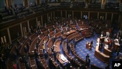 La Cámara de Representantes durante la aprobación del paquete de ayuda económica anterior el 27 de marzo de 2020.