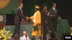 El presidente Obama durante la ceremonia de graduación en Memphis.
