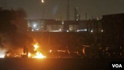 Explosiones e incendios aún se podían ver dentro de la base militar de Karachi tras el ataque del Talibán.