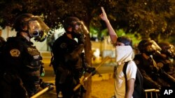 2016年5月24日，在美国新墨西哥州，防暴警察局阻止反川普示威者进入阿尔伯克基会议中心。当时共和党总统候选人唐纳德·川普在这个会议中心讲话。