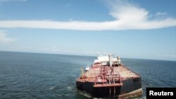 El buque petrolero Nabarima se observa visiblemente inclinado a estribor en esta foto del 16 de octubre de 2020. [Foto: Reuters]
