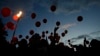 Manifestantes sueltan globos al aire en Tel Aviv, Israel, mientras piden la liberación de miembros de una familia retenida por Hamás en la Franja de Gaza, el martes 28 de noviembre de 2023.