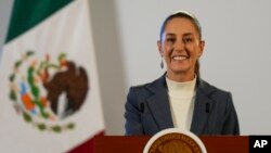 ARCHIVO - Claudia Sheinbaum, presidenta mexicana, habla a la prensa en el palacio de gobierno en Ciudad de México, el 2 de octubre de 2024.