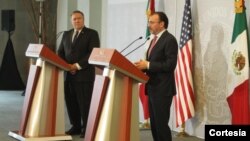 El secretario de Estado, Mike Pompeo, izquierda, se reunió con su homólogo mexicano, Luis Videgaray y hablaron del problema que representa la llegada de la caravana de migrantes. [Foto: Cortesía, cancillería de México]. 