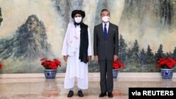 中国外交部长王毅在中国天津会见阿富汗塔利班政治首脑毛拉阿卜杜勒·巴拉达尔（2021年7月28日）