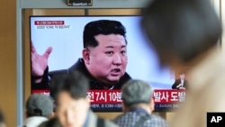 Una pantalla de televisión muestra una imagen del líder norcoreano Kim Jong Un durante un programa de noticias en la estación de tren de Seúl, en Seúl, Corea del Sur, el 31 de octubre de 2024.
