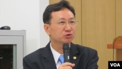 台湾政治大学国家发展研究所所长童振源（美国之音张永泰拍摄）