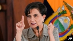 La ministra de Relaciones Exteriores de Ecuador, Gabriela Sommerfeld, habla con la prensa sobre la cooperación internacional en seguridad en Quito, Ecuador, el 24 de enero de 2024. 