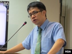 台湾守护民主平台监事颜厥安(美国之音张永泰拍摄)
