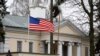 Una bandera ondea en la embajada de Estados Unidos en Minsk, Bielorrusia, 24 de enero de 2020. Fotografía tomada el 24 de enero de 2020.