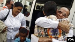 Uno de los presos políticos excarcelados por Cuba junto a su familia a su arribo a Madrid.