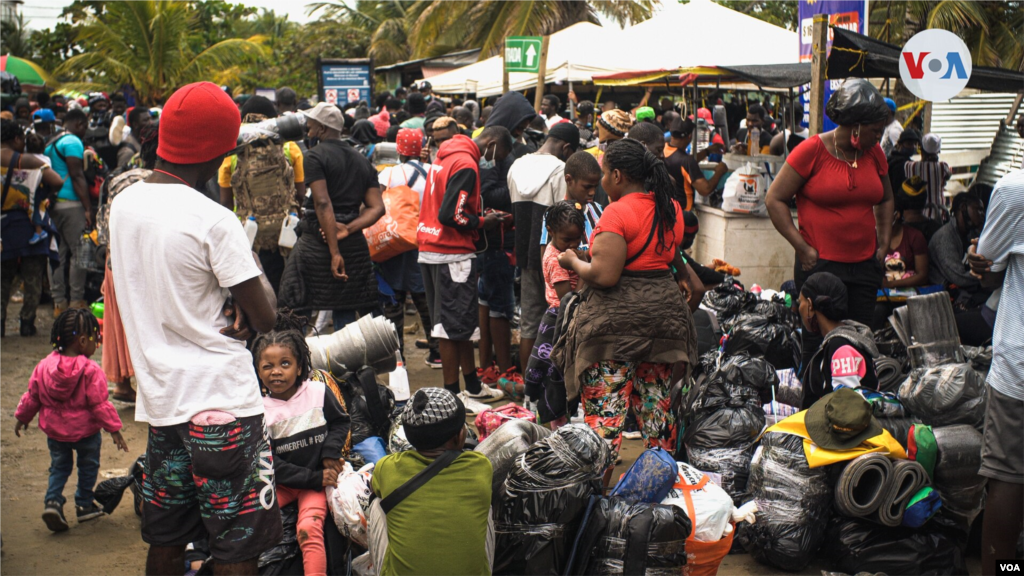 Este es el d&#237;a a d&#237;a en el Puerto de Necocl&#237;. Miles de de migrantes buscando abordar las embarcaciones que los llevar&#225;n a seguir su recorrido hacia Estados Unidos.