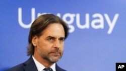 El presidente de Uruguay, Luis Lacalle Pou, asiste a una conferencia de prensa sobre la renuncia de su ministro del Interior, en Montevideo, Uruguay, el sábado 4 de noviembre de 2023.