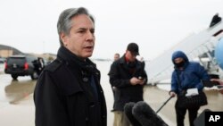 El secretario de Estado de EE. UU., Antony Blinken, habla con miembros de la prensa antes de partir hacia Bruselas, el martes 5 de abril de 2022 en la base de la Fuerza Aérea Andrews, Maryland. [Evelyn Hockstein, Pool vía AP]
