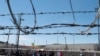 Inmigrantes hacen cola en la frontera de EEUU con México creca de El Paso, Texas, el 9 de mayo de 2023 antes que el gobierno estadounidense ponga fin al Título 42
