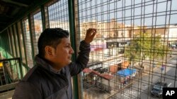 El inmigrante ecuatoriano Neptali Chiluisa mira afuera de una estación de tren el 25 de octubre de 2021 en Nueva York. Chiluisa, estuvo detenido una semana con su hijo de 14 años, y confesaba incertidumbre sobre la posibilidad de obtener estatus legal.