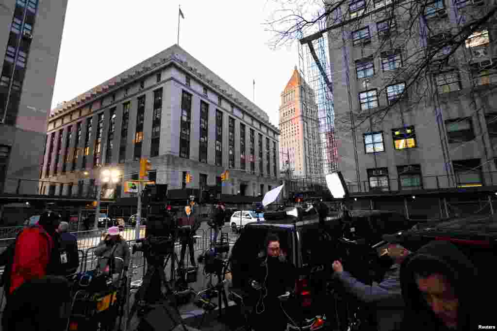 Miembros de la prensa se reúnen en las afueras del Tribunal Penal en Manhattan el 22 de marzo de 2023, cuando el expresidente Donald Trump aseguró que sería arrestado, acusado de cargos que involucran pagos ilegales durante la campaña presidencial de 2016.&nbsp;
