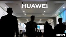 德国柏林举行的国际电子消费品展销会上华为的标识（2019年9月9日）