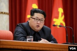 朝鲜领导人金正恩在向参与平壤宣布的氢弹试爆的科技人员、工兵和工作人员颁奖仪式上讲话（2016年1月13日）。
