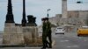 Soldados patrullan a lo largo del malecón en La Habana, Cuba, el lunes 15 de noviembre de 2021. El gobierno prohibió una marcha de la oposición convocada para este día por el proyecto Archipiélago.