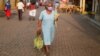 Una mujer camina hacia la procesión del Domingo de Ramos en medio de la cuarentena por el COVID-19 en Nahuizalco, El Salvador, el 5 de abril de 2020.