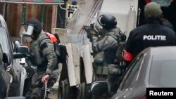 La policía belga durante el operativo de seguridad en el suburbio de Molenbeek en Bruselas donde fue arrestado el principal sospechoso de los ataques a París en noviembre de 2015.