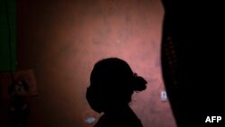 La solicitante de asilo salvadoreña Magali posa en el albergue para migrantes Juventud 2000 en Tijuana, estado de Baja California, México, el 18 de junio de 2020.