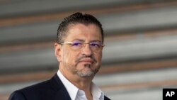 El presidente de Costa Rica, Rodrigo Chaves, camina durante una visita al Proyecto Goal en San José, Costa Rica, el domingo 28 de agosto de 2022. (AP Photo/Moises Castillo)